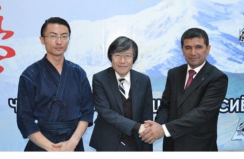 北岡大使、極真空手中央アジア大会で優勝者にメダルを授与 | 在